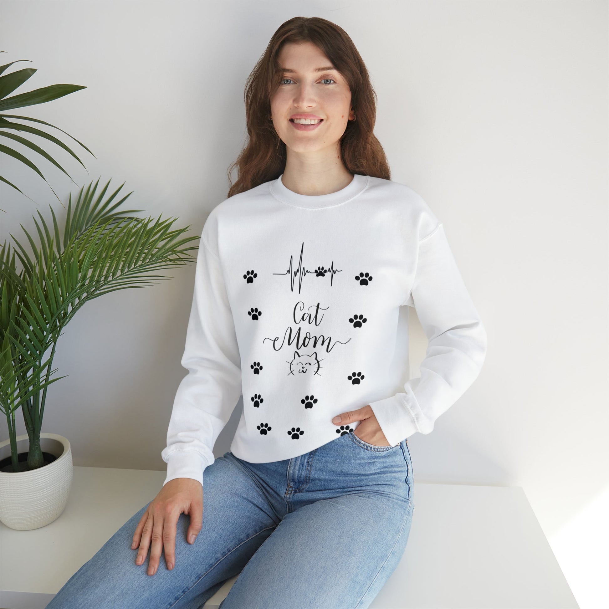 Cat Mom -Unisex Heavy Blend™ Crewneck Sweatshirt - Designs by Tom